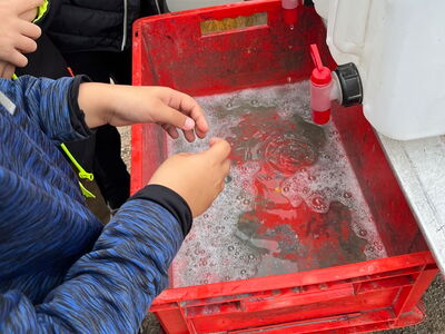 Kinder waschen sich die Hände