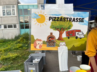 Buntes Schild mit Pizzastraße