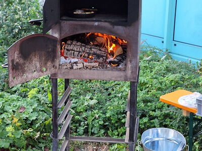 Feuer brennt im Pizzaofen