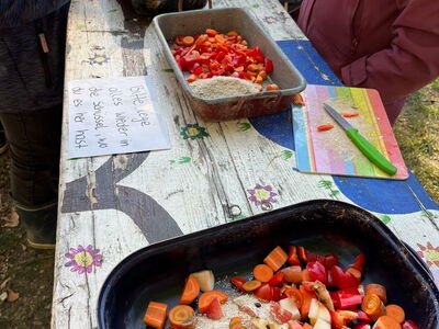 Kinder bereiten Essen für Tiere zur Fütterungszeit vor